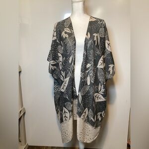 Demdaco Gray and Cream Leaf Pattern Open Front Poncho Kimono Boho